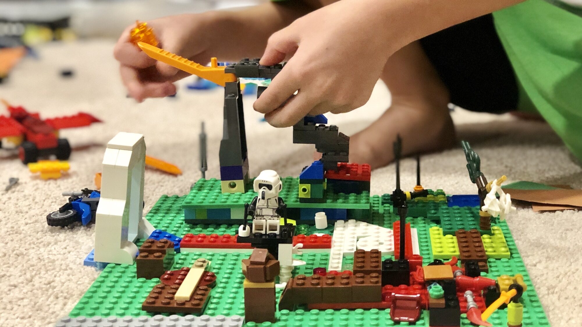 Bambino gioca con i Lego