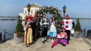 Karnevalsball in der Casina Vanvitelliana in Bacoli unter den Märchenfiguren