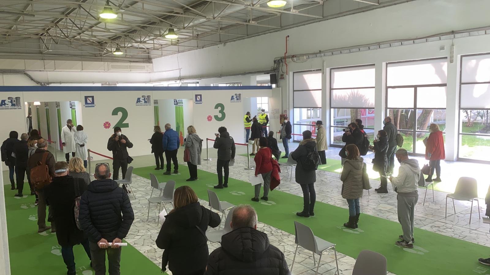 Fila en el centro de vacunación de la Mostra d'Oltremare