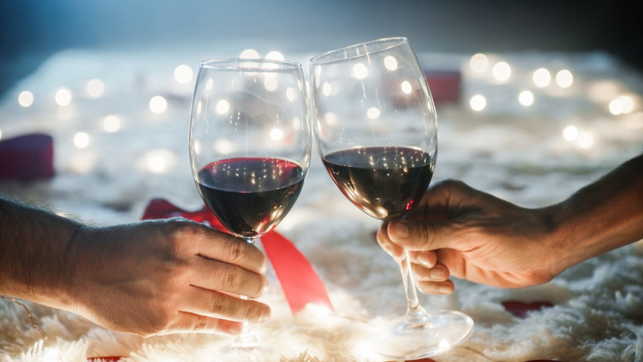 Un couple célèbre la Saint-Valentin