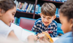 niños leyendo