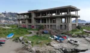 Das Ökomonster von Pozzuoli wird abgerissen, der Betrieb beginnt: Abschied von Vicienz 'a Mmare