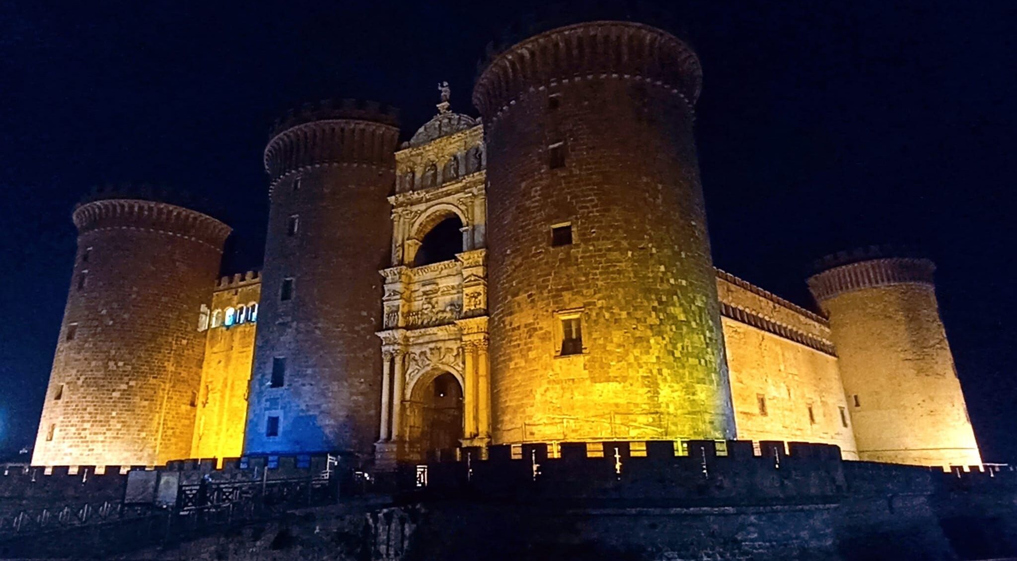 Maschio Angioino com as cores da Ucrânia