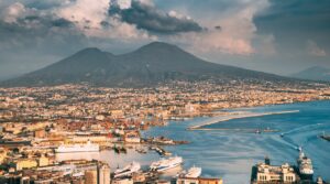 امتدح لونلي بلانيت مدينة نابولي: الدليل الشهير يعزز أجمل الأماكن والتقاليد
