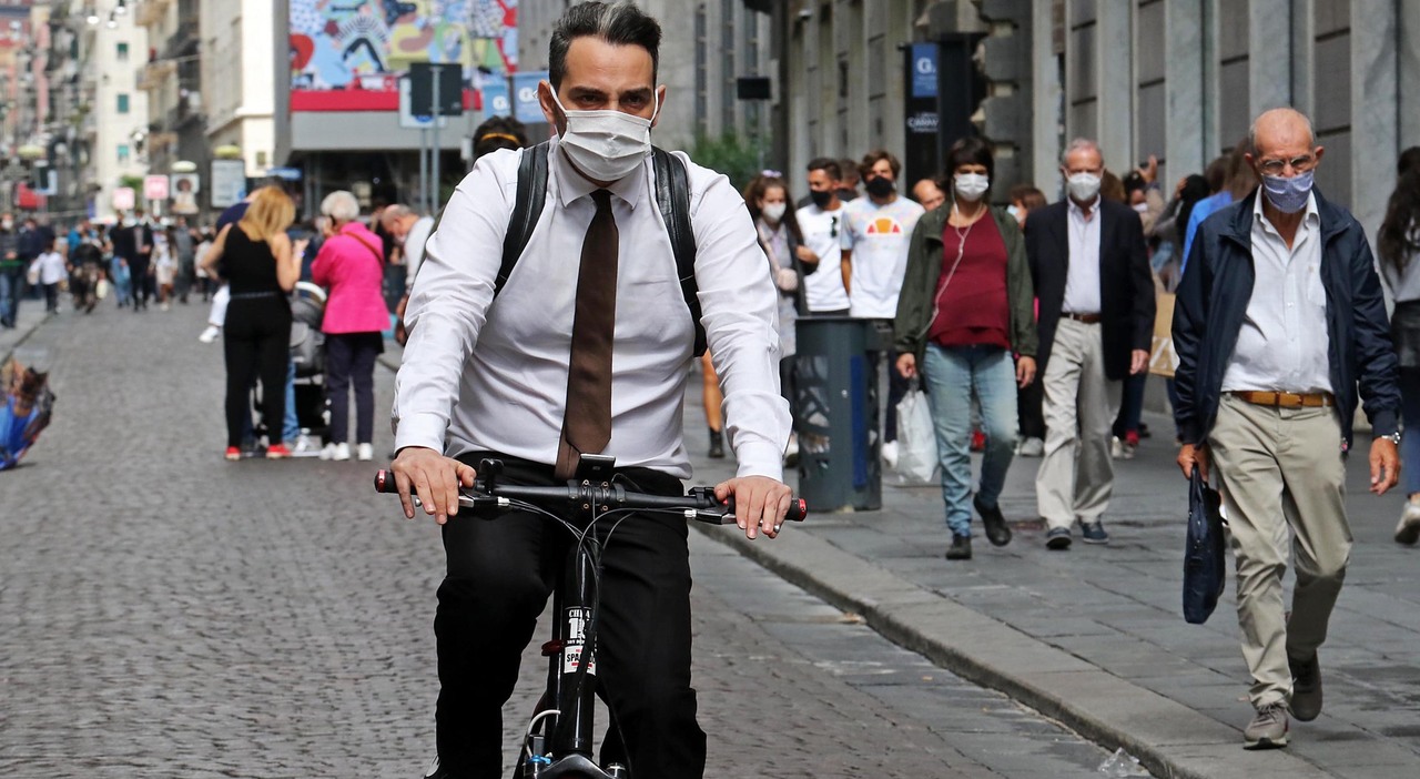 Mascherine all'aperto a Napoli