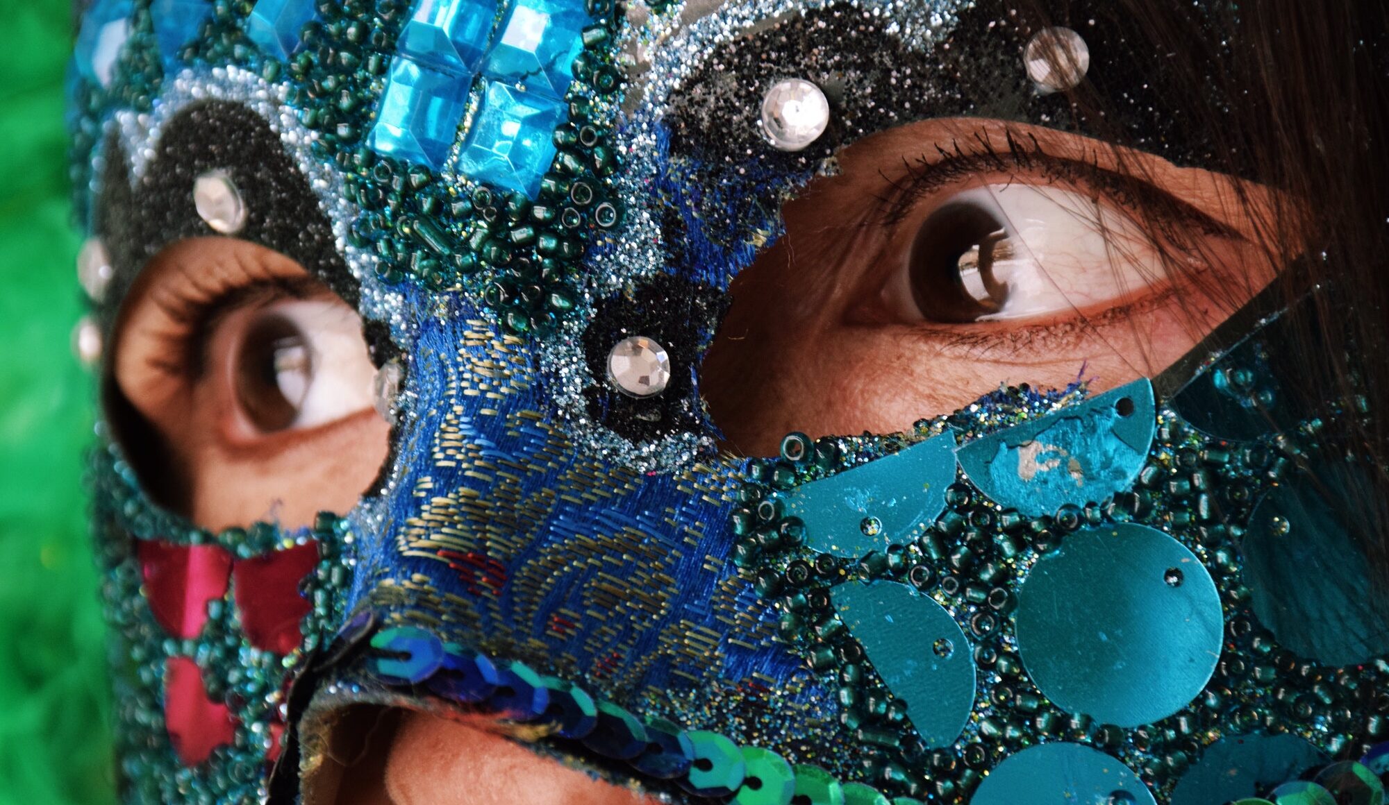 Femme portant un masque de carnaval