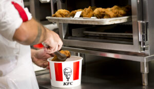 KFC eröffnet in Neapel, endlich kommt das amerikanische Brathähnchen: Hier ist die Einweihung