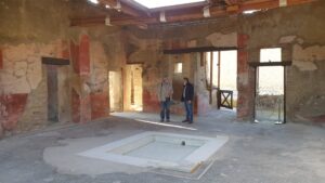 In Herculaneumのポスターが、考古学公園の宝物であるカサデッラジェマを開きます