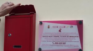 A Napoli arriva la Cassetta Rossa per le denunce anonime delle donne che subiscono violenze