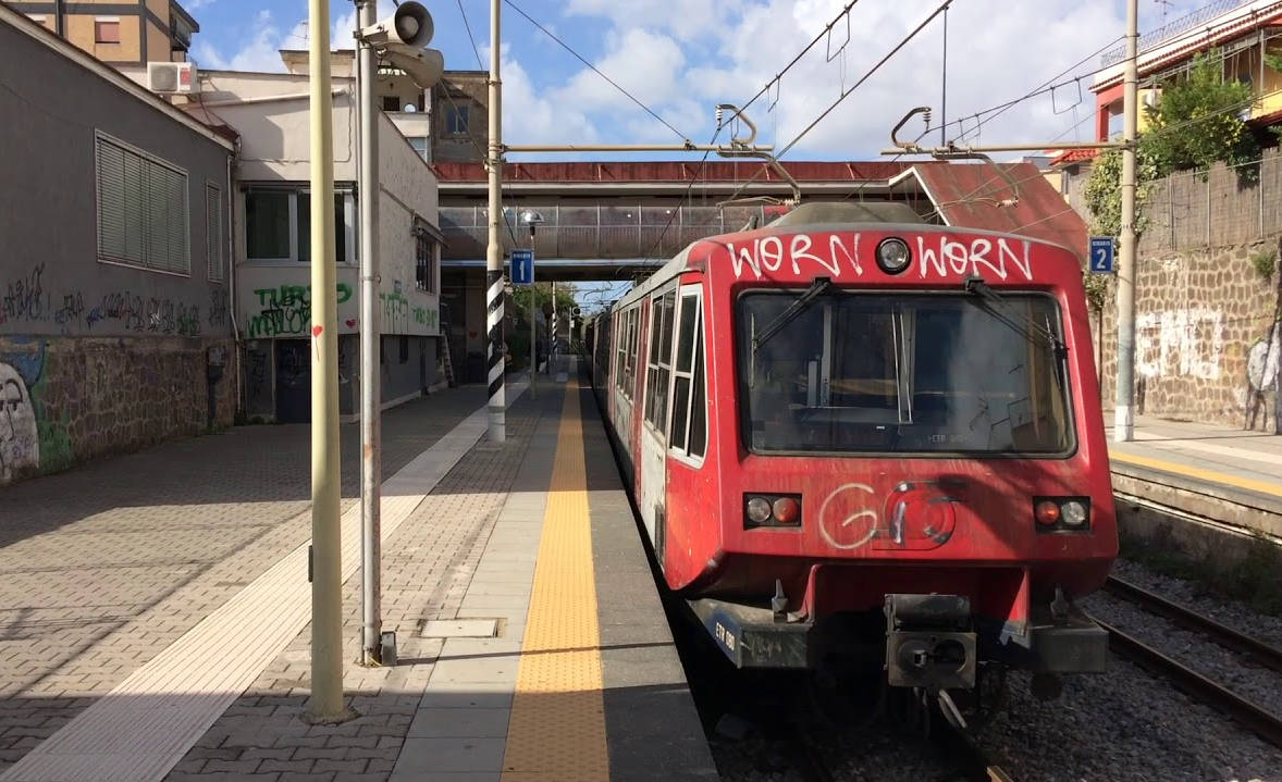 Circumvesuviana de Nápoles en la parada Casoria