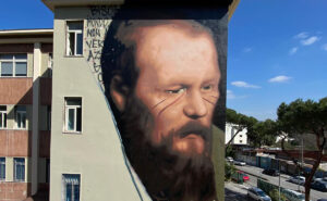 In Neapel ein Wandbild von Jorit, das Dostojewski zugunsten des Friedens gewidmet ist