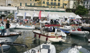 Navigare a Napoli ، الصالون المجاني مع تجارب مجانية في الماء في Circolo Posillipo