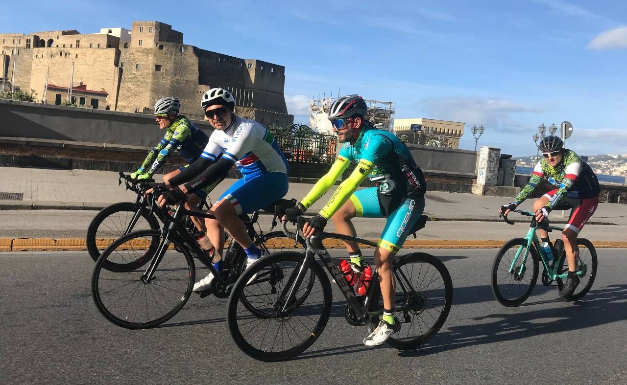 Cyclistes à Naples