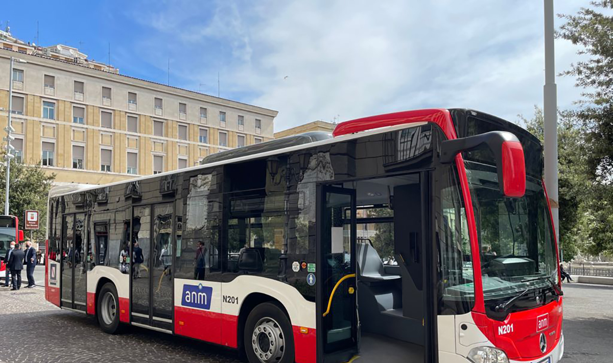 Autobús híbrido en Nápoles