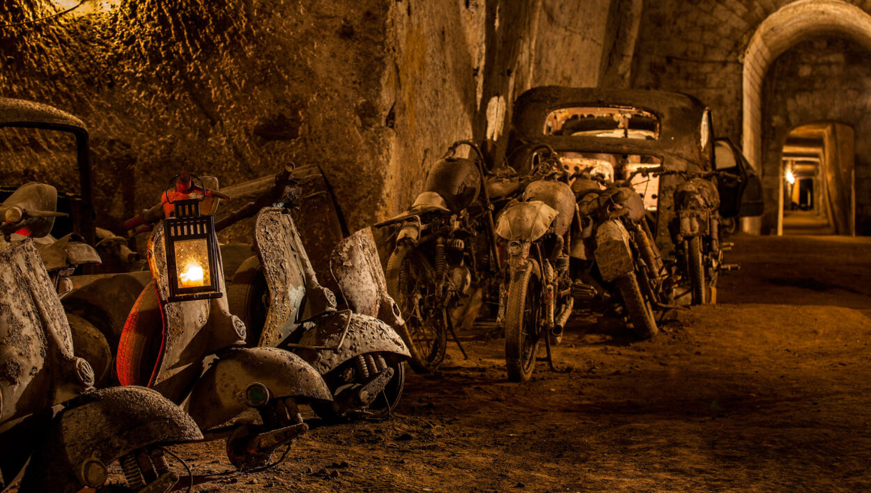 Vespas et voitures dans la Galerie Bourbon