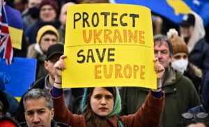 مظاهرة لأوكرانيا في نابولي ، سلسلة بشرية للمدن تقف مع أوكرانيا جنبًا إلى جنب مع العديد من المدن الأوروبية