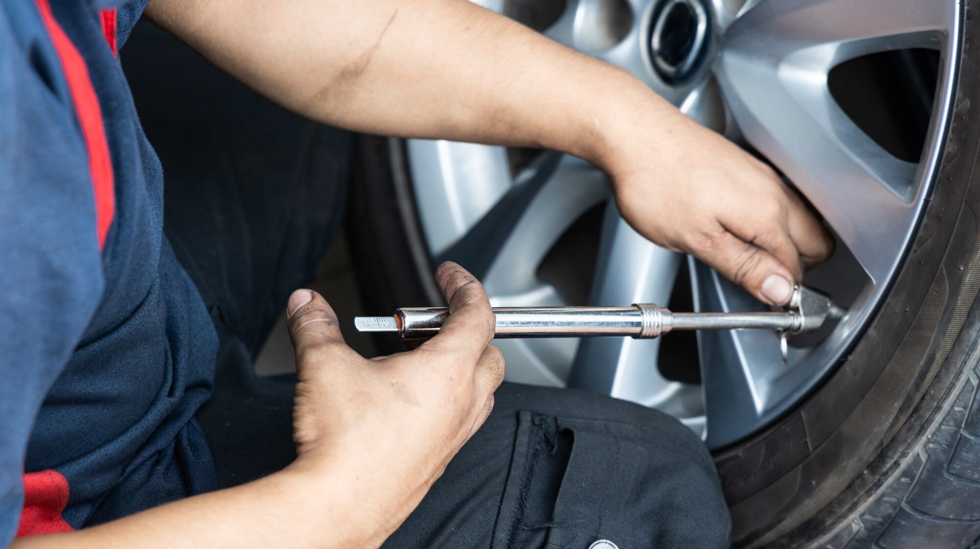 Mechanic repairs the tires