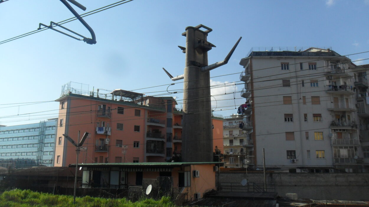 Pilón del antiguo teleférico de Posillipo