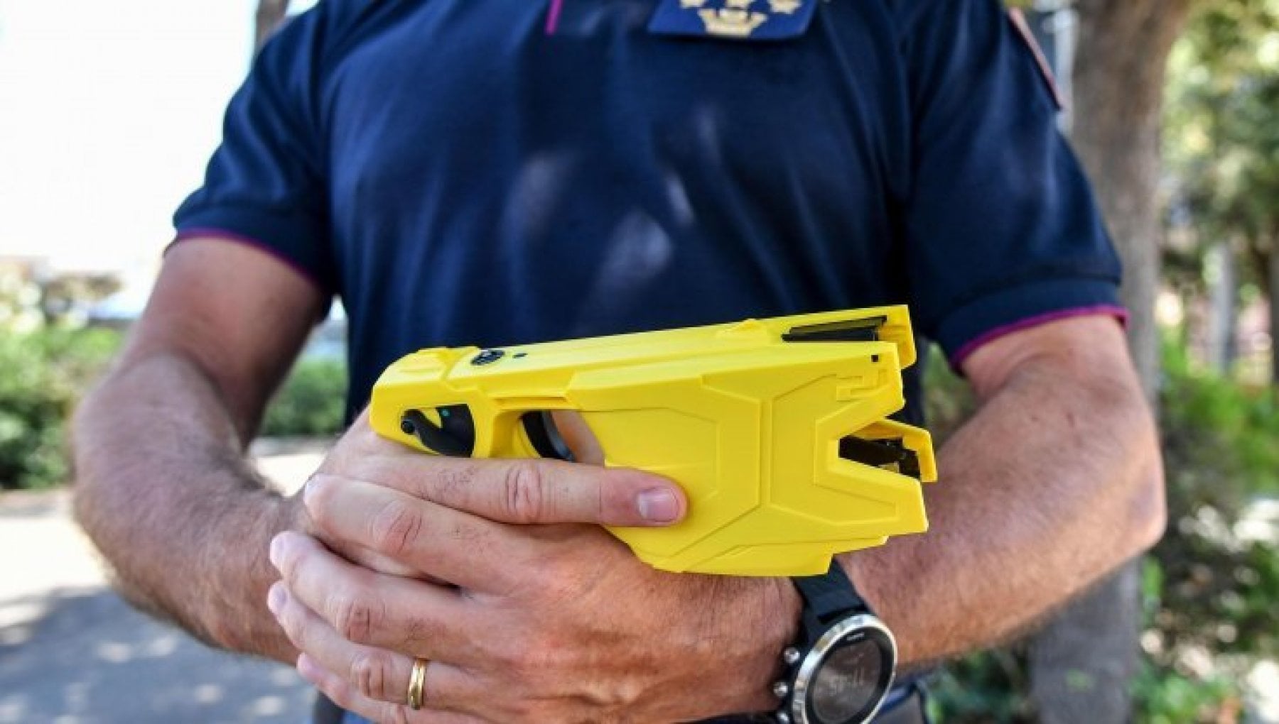 Polizist mit Taser