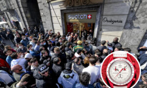 Orologio Swatch X Omega a Napoli: folla immensa. Ma perché?