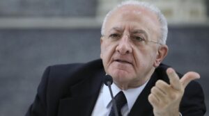 Covid in Campania, De Luca: necessaria la quarta dose, si rischia la chiusura dell'Italia