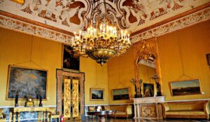 Palazzo Reale في نابولي ، يفتح في المساء كل يوم جمعة بسعر 2 يورو