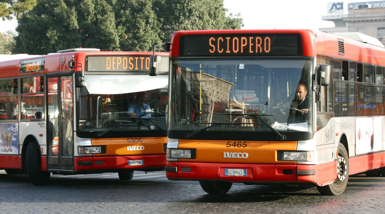 Sciopero generale 20 giugno, trasporti, treni, aerei e autostrade a rischio paralisi