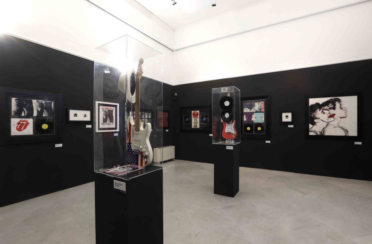 Gitarren in der Ausstellung von Andy Warhol