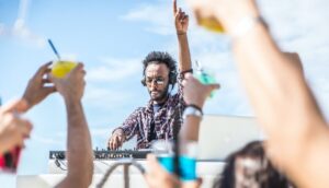 在 Bacoli 的 Nabilah 举行复活节，在独家海滩俱乐部与 DJ 一起举办盛大派对