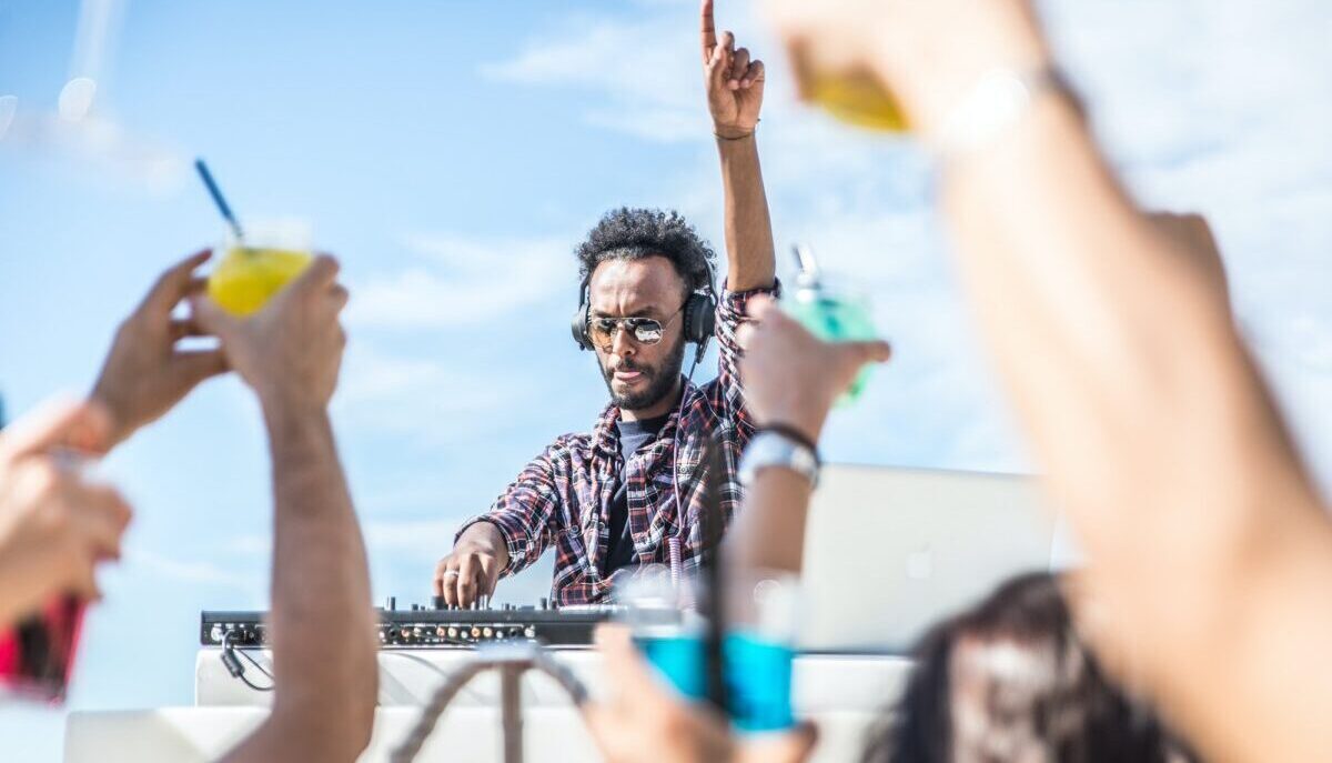 DJ set à la fête sur la plage.