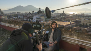 Boom di turisti a Napoli grazie a film e serie tv: anche Netflix spinge le visite