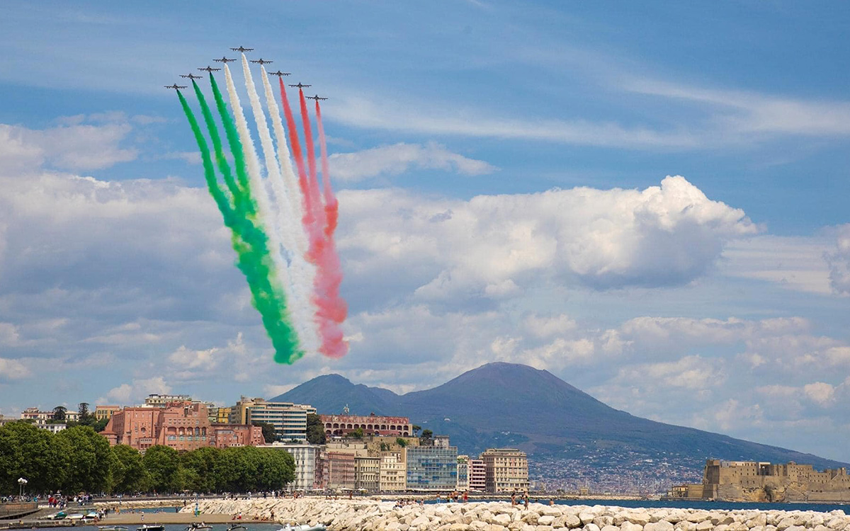 Устройство дорожного движения в Поццуоли для шоу Frecce Tricolori