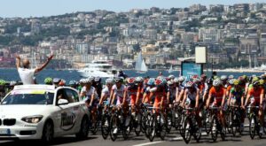 Verkehrsgerät für den Giro d'Italia in Neapel: gesperrte Straßen und Fahrverbote