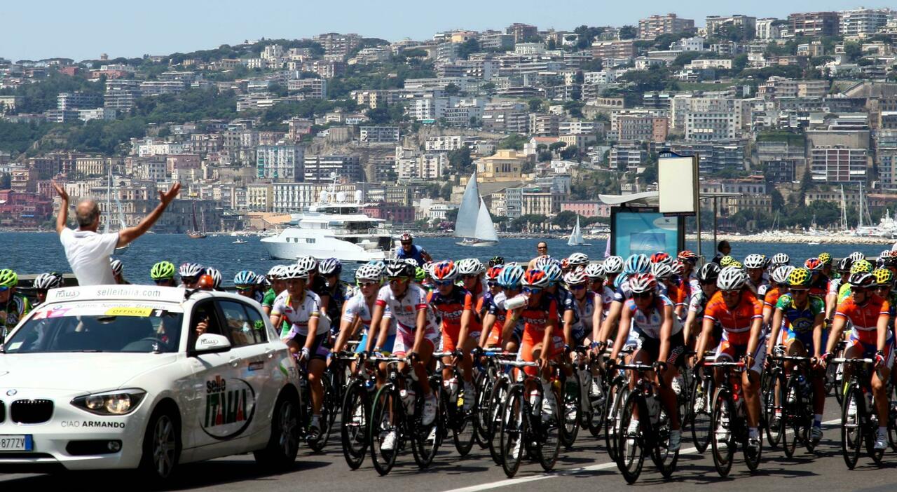 Tour de Italia en el paseo marítimo de Nápoles