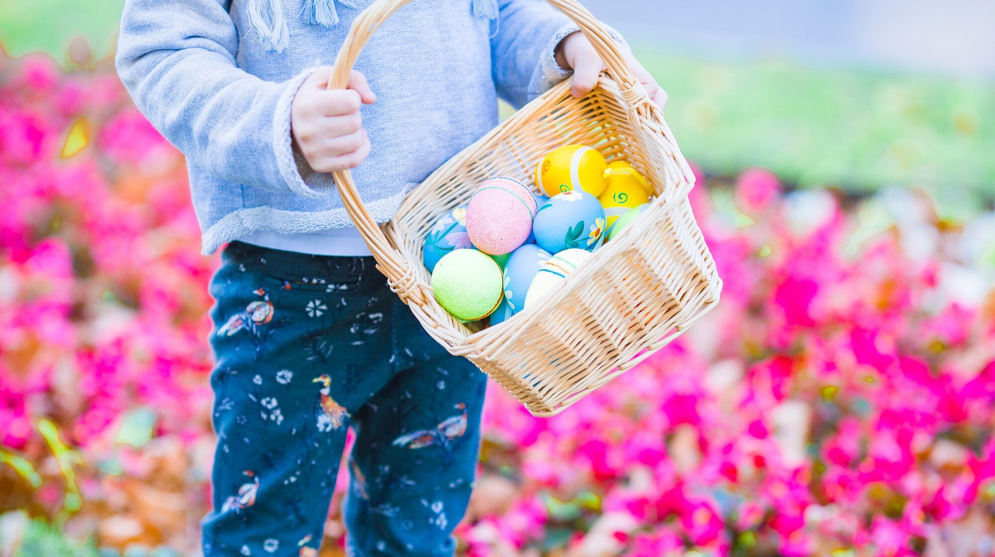 Enfant avec des oeufs de Pâques