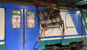 Metro linea 2 a Napoli, servizio interrotto: una trivella sfonda la galleria e danneggia un treno