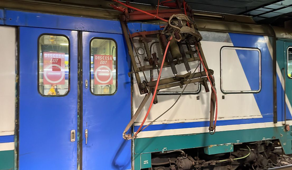 Une rame de métro de la ligne 2 endommagée