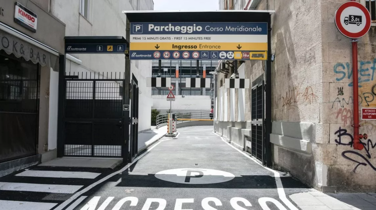 Entrada del aparcamiento de varios pisos en Garibaldi