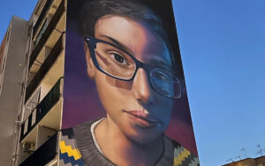 Cesare Cremonini in Neapel für das Wandbild von Ponticelli „The Boy of the Future“