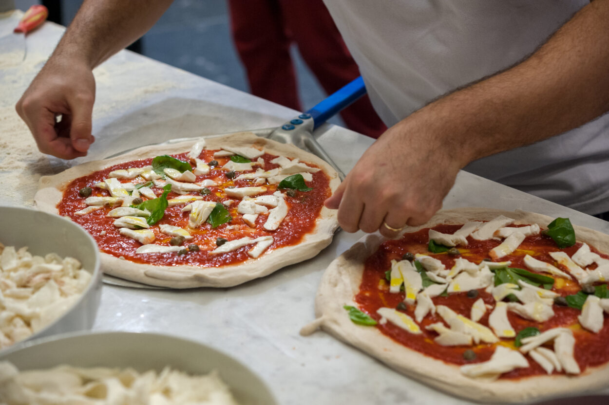 Zubereitung der Margherita-Pizza