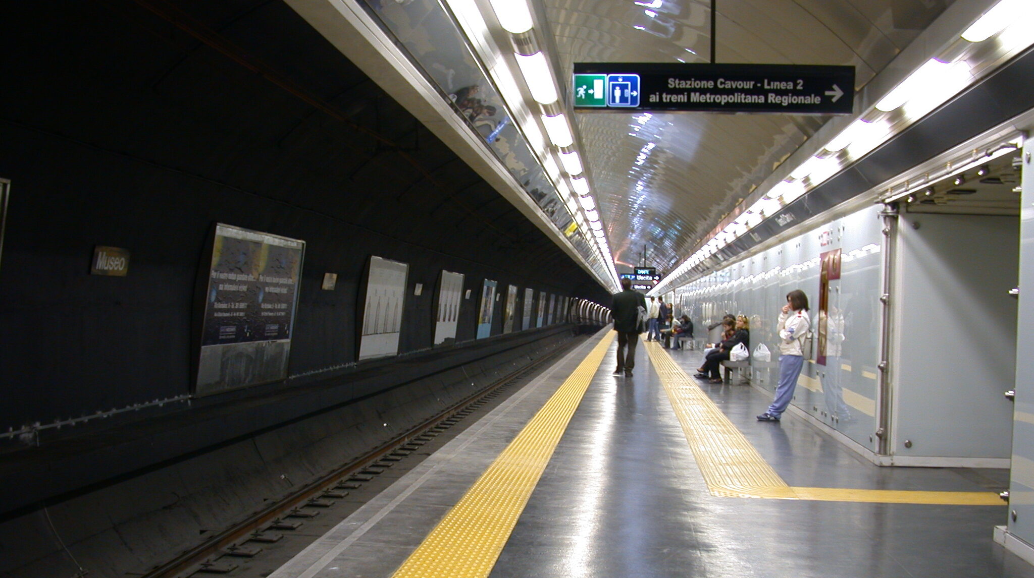 Cais do metrô Museu Napoli