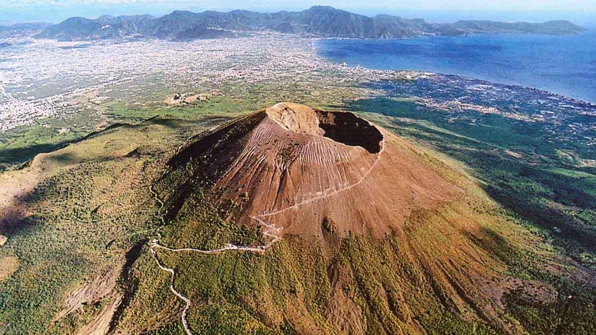 上からベスビオ山