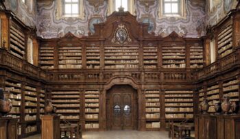 أعيد فتح مكتبة جيرولاميني في نابولي للجمهور بعد 10 سنوات: آلاف الكتب الثمينة