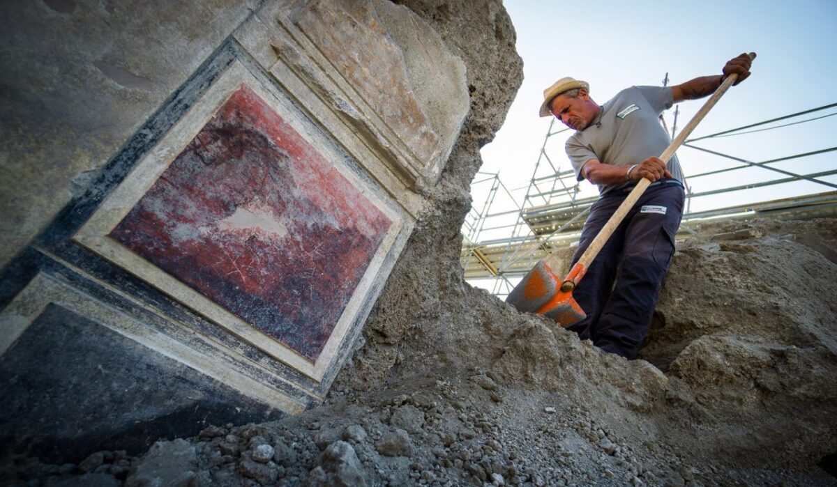 locandina di Pompei, partono le visite ai grandi cantieri per conoscere i restauri e le scoperte