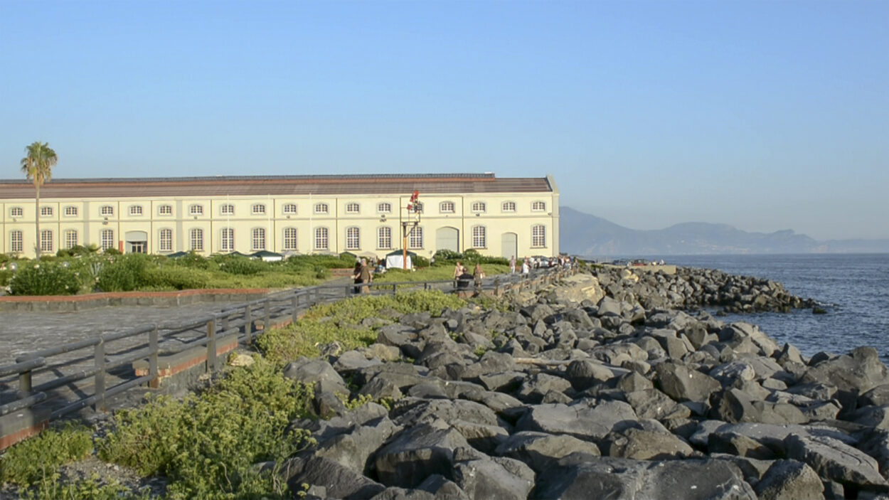 Vue sur la mer depuis le musée du chemin de fer de Pietrarsa