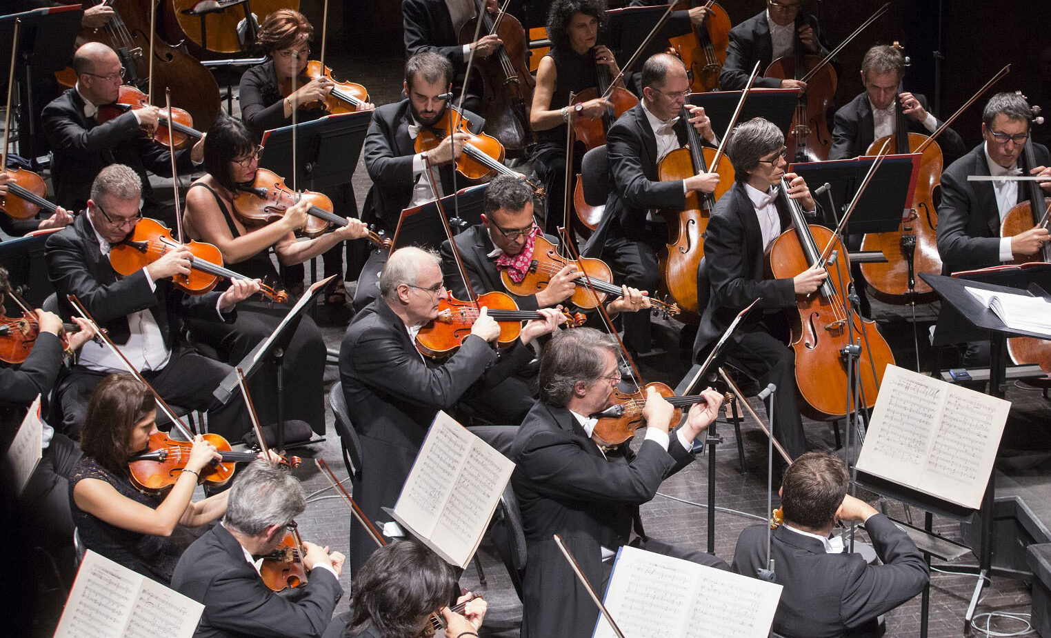 Das Theater San Carlo in einem kostenlosen Konzert auf der Piazza Municipio in Neapel