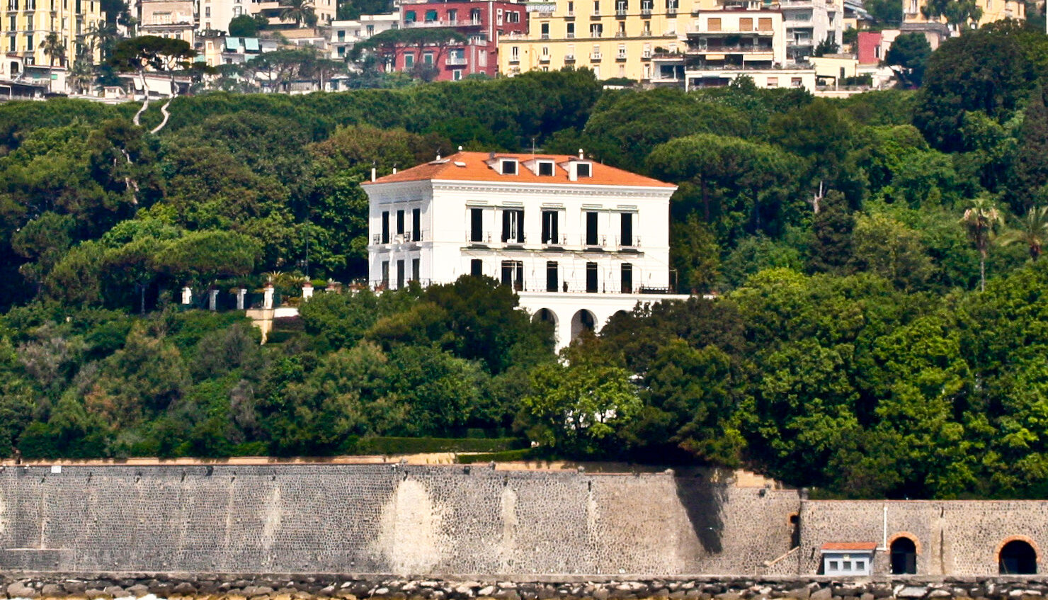 locandina di Giardini Segreti a Napoli e in Campania: visita alle ville storiche solitamente chiuse