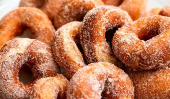 Zeppola-Fest in Sant'Eustachio di Montoro mit leckeren frittierten Donuts