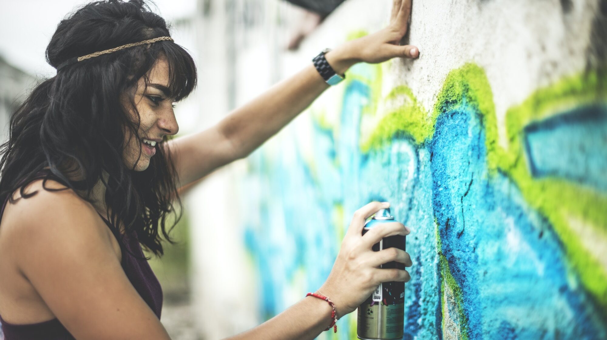 Ragazza che realizza dei graffiti