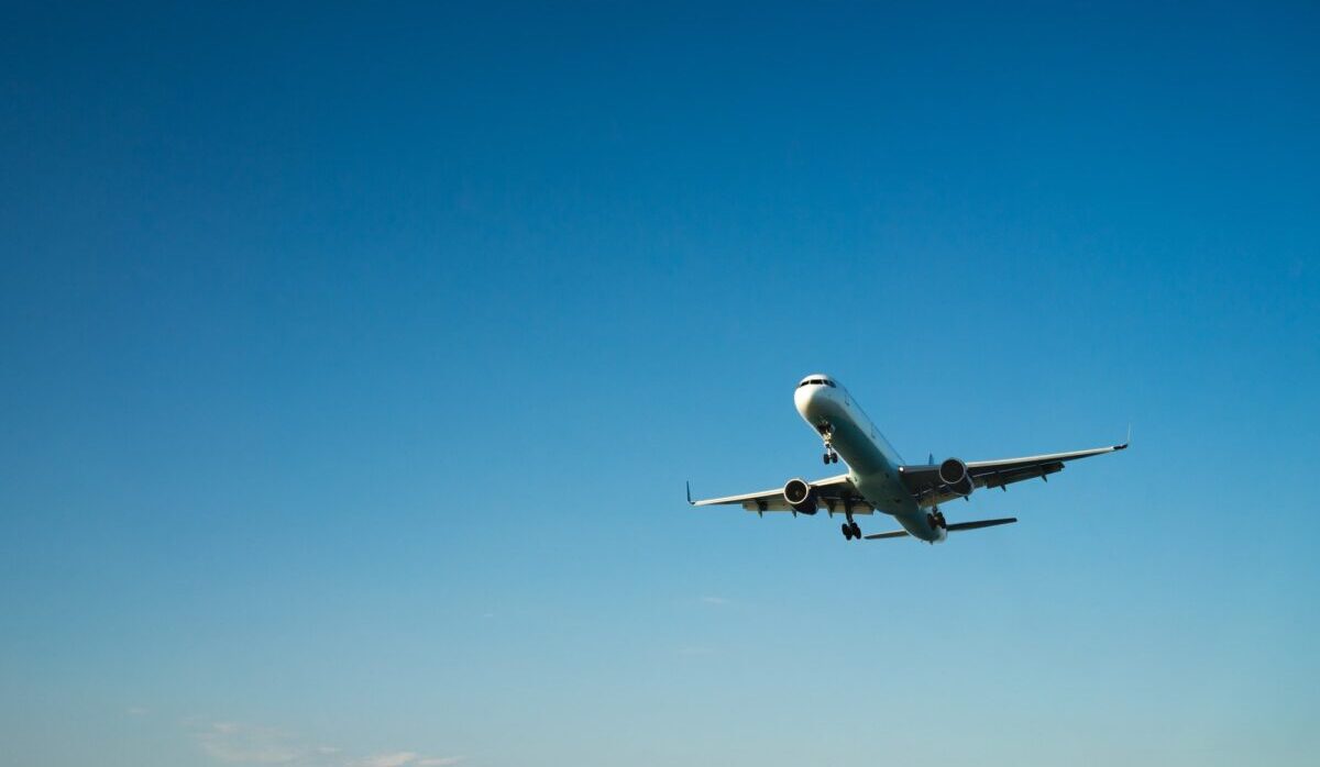 avión sobre un fondo azul